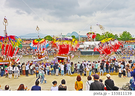福岡県田川市の風治八幡宮川渡り神幸祭で彦山川に並ぶ幟山笠 福岡県田川市の風治八幡宮川渡り神幸祭で彦山川に並ぶ幟山笠 133811139