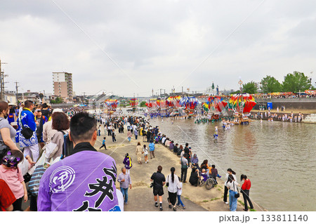 福岡県田川市の風治八幡宮川渡り神幸祭で彦山川に並ぶ幟山笠 福岡県田川市の風治八幡宮川渡り神幸祭で彦山川に並ぶ幟山笠 133811140