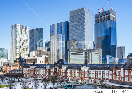 東京駅の駅舎と八重洲のビル群の風景【東京都・千代田区】 133811444