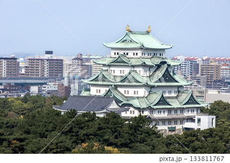 名古屋市、名古屋城の天守閣と周辺の街並み 133811767