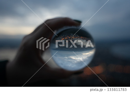 ガラス玉に映る空 133811783