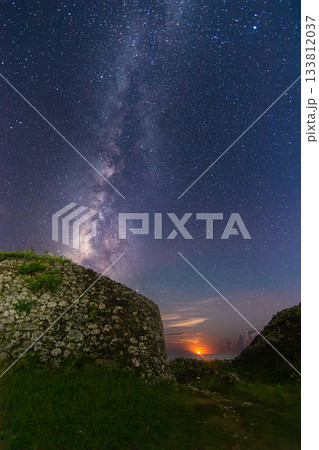 具志川城跡に上る天の川 133812037