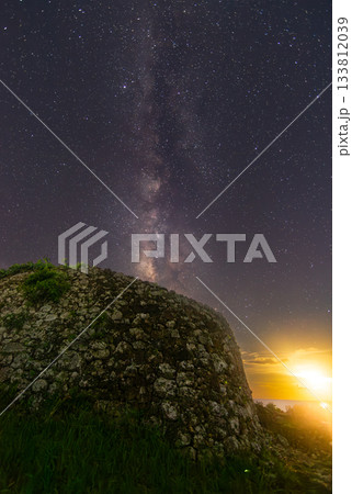 具志川城跡に上る天の川 133812039