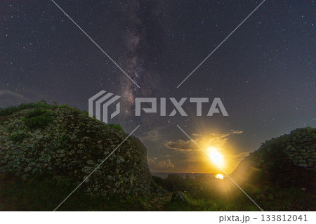 具志川城跡に上る天の川 133812041