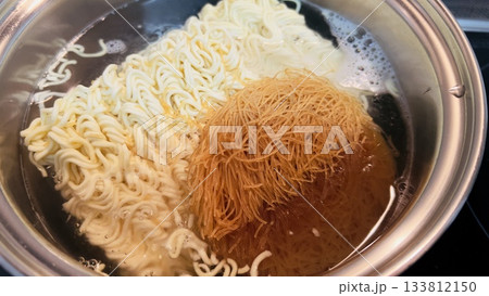 インスタントラーメンとビーフン インスタントラーメンとビーフン 133812150