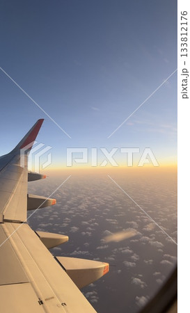 飛行機の窓から見た九州上空01 133812176