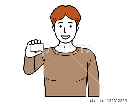 正面向き。カードを持つTシャツの若い男性。 正面向き。カードを持つTシャツの若い男性。 133812226