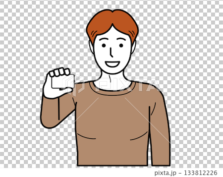 正面向き。カードを持つTシャツの若い男性。 正面向き。カードを持つTシャツの若い男性。 133812226