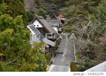 京都　鳥居本のレトロな町並み 133812270