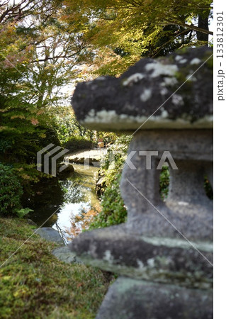 京都 秋の紅葉の季節の城南宮の風景 京都 秋の紅葉の季節の城南宮の風景 133812301