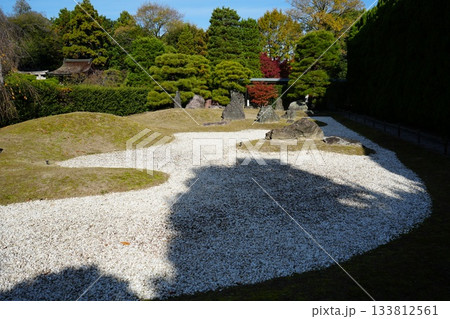 京都 秋の紅葉の季節の城南宮の風景 京都 秋の紅葉の季節の城南宮の風景 133812561