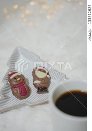 サンタクロースと雪だるまの形をしたチョコレート サンタクロースと雪だるまの形をしたチョコレート 133812625