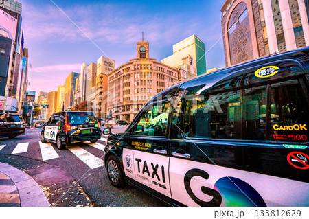 日本の東京都市景観 師走…。銀座には多くのタクシーが…。画面右は禁煙タクシー 日本の東京都市景観 師走…。銀座には多くのタクシーが…。画面右は禁煙タクシー 133812629