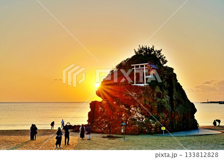 稲佐の浜の夕陽 (日本遺産「日が沈む聖地出雲」) 稲佐の浜の夕陽 (日本遺産「日が沈む聖地出雲」) 133812828