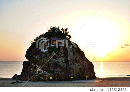 稲佐の浜の夕陽 (日本遺産「日が沈む聖地出雲」) 稲佐の浜の夕陽 (日本遺産「日が沈む聖地出雲」) 133812831