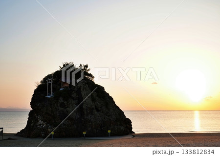 稲佐の浜の夕陽　（日本遺産「日が沈む聖地出雲」） 133812834