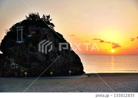 稲佐の浜の夕陽 (日本遺産「日が沈む聖地出雲」) 稲佐の浜の夕陽 (日本遺産「日が沈む聖地出雲」) 133812835