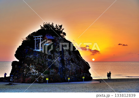 稲佐の浜の夕陽　（日本遺産「日が沈む聖地出雲」） 133812839