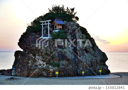 稲佐の浜の夕陽 (日本遺産「日が沈む聖地出雲」) 稲佐の浜の夕陽 (日本遺産「日が沈む聖地出雲」) 133812841