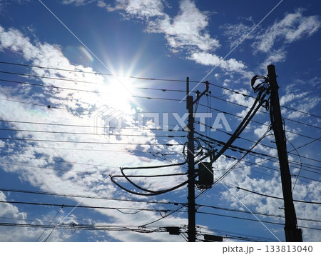 太陽と雲と電柱のある風景　太陽が眩しい　コピースペース　とてもきれい 133813040