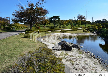 熱海市 初島の周遊路と庭園池と青空 熱海市 初島の周遊路と庭園池と青空 133813884