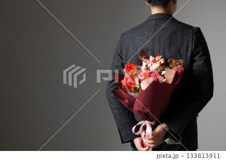 花束を持った男性(背後姿) 133813911