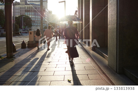 午後の名古屋の繁華街で歩く人々の姿 午後の名古屋の繁華街で歩く人々の姿 133813938