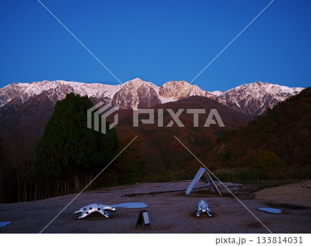 黎明の白馬連峰を白馬岩岳マウンテンリゾートのキャンプサイトから望む 133814031