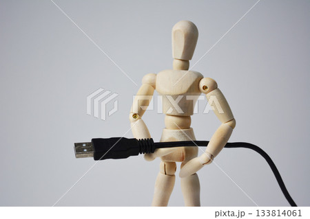 USBケーブルを持つデッサン人形 133814061