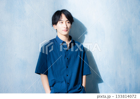 ネイビーのシャツの男性 ネイビーのシャツの男性 133814072