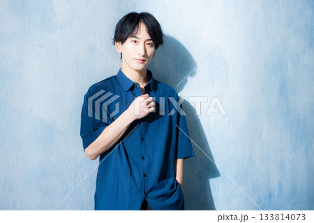 ネイビーのシャツの男性 133814073