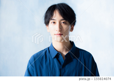 ネイビーのシャツの男性 133814074