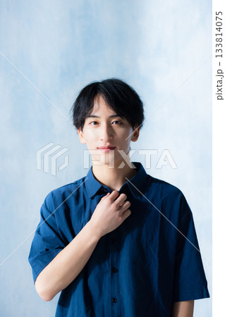 ネイビーのシャツの男性 133814075