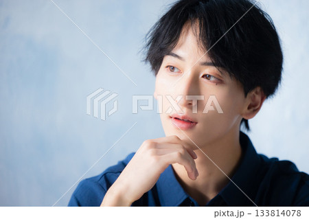 ネイビーのシャツの男性 133814078