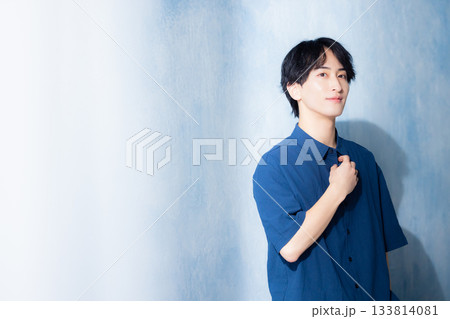 ネイビーのシャツの男性 133814081