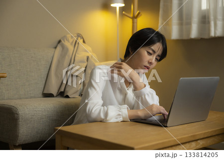 夜に部屋でパソコンを操作する女性 133814205