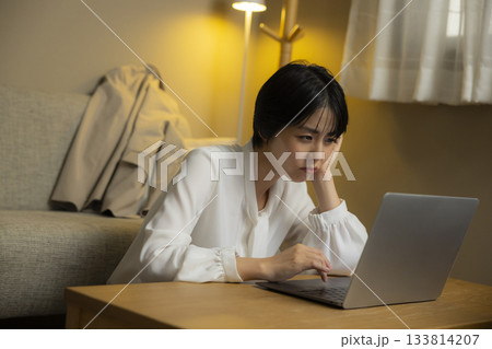 夜に部屋でパソコンを操作する女性 夜に部屋でパソコンを操作する女性 133814207