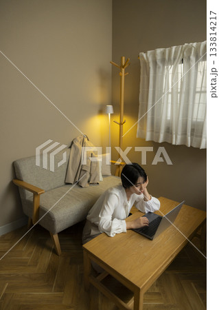 夜に部屋でパソコンを操作する女性 夜に部屋でパソコンを操作する女性 133814217
