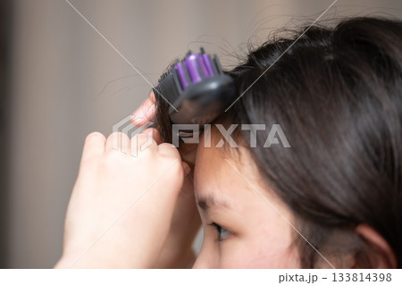 前髪をセットする女の子の手元 前髪をセットする女の子の手元 133814398
