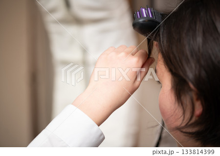 前髪をセットする女の子の手元 前髪をセットする女の子の手元 133814399