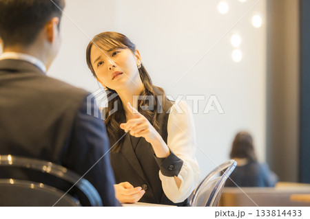 ホテルのレストランのカップル 133814433