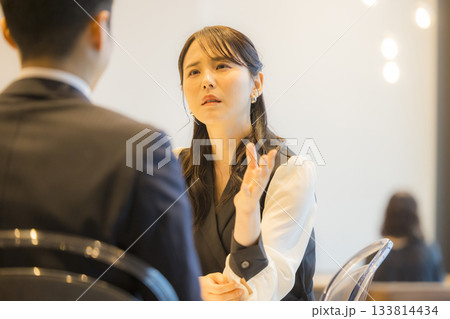 ホテルのレストランのカップル 133814434