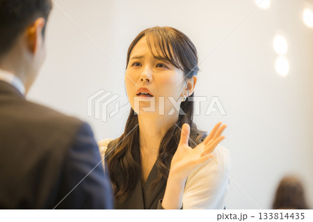 ホテルのレストランのカップル ホテルのレストランのカップル 133814435