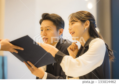 ホテルのレストランのカップル 133814462