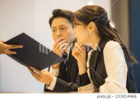 ホテルのレストランのカップル 133814466