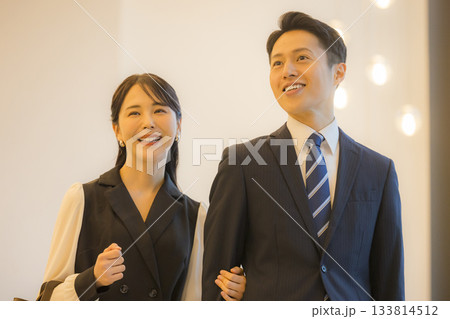 ホテルのレストランのカップル 133814512