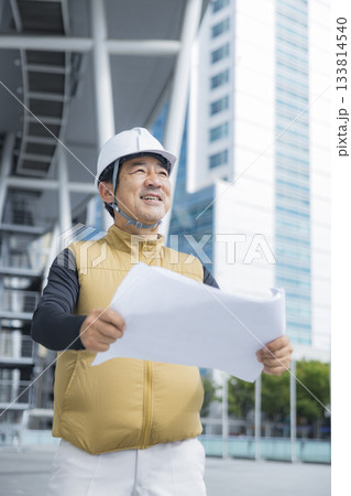 図面を持つ現場監督  133814540