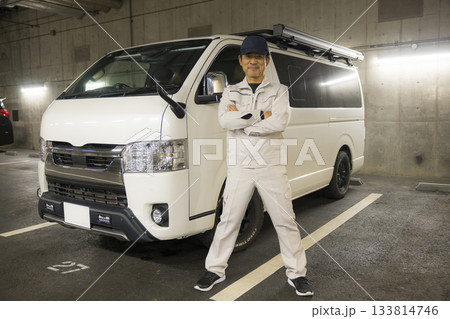 車の側に立つ作業員 133814746