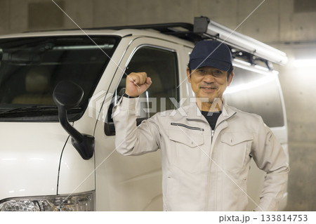 車の側に立つ作業員 133814753