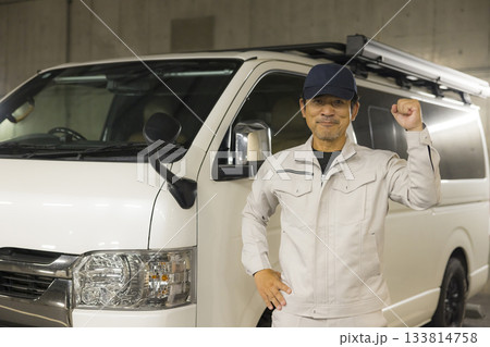 車の側に立つ作業員 車の側に立つ作業員 133814758